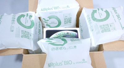 
				Ein offener Versandkarton mit Luftpolsterfolien