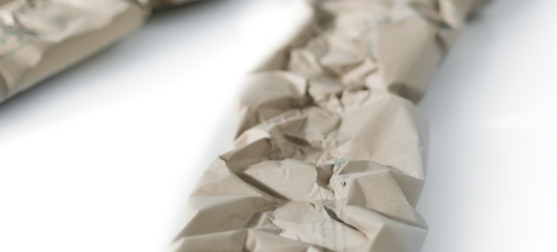 Una striscia di imbottitura di carta marrone prodotta con carta d’erba