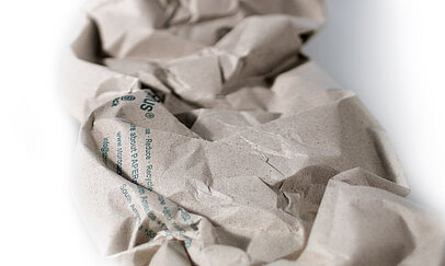 Una striscia di imbottitura di carta marrone prodotta con carta riciclata