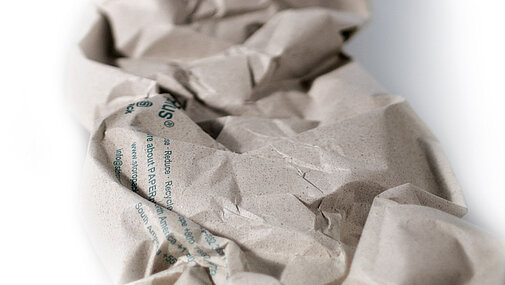 Una striscia di imbottitura di carta marrone prodotta con carta riciclata