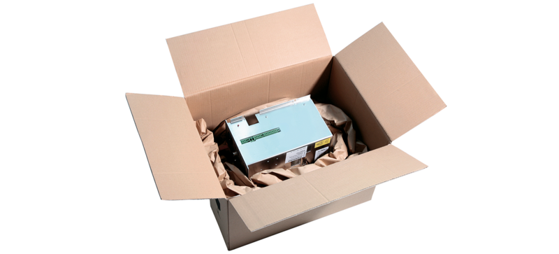 Una scatola di cartone contenente una scatola di commutazione e dell’imbottitura di carta marrone
