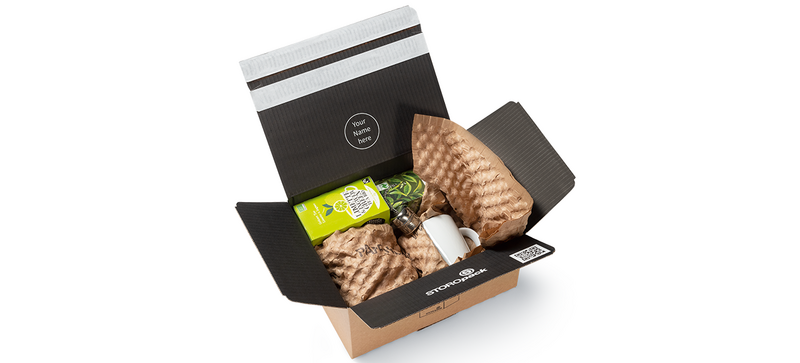 Una scatola di cartone con prodotti e cuscinetti di carta marroni